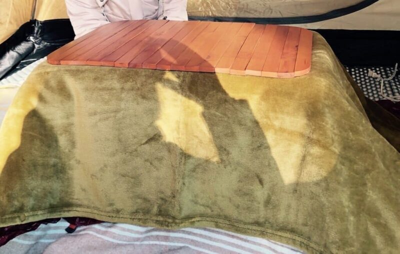 キャンプ場で簡易こたつ